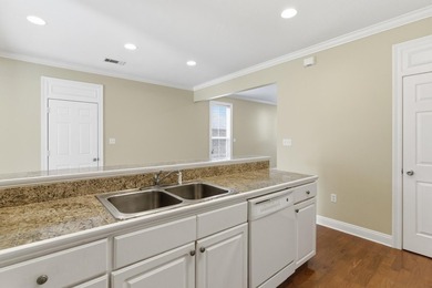 Spacious and beautifully maintained 3 bedroom, 2 and a half bath - photo 9