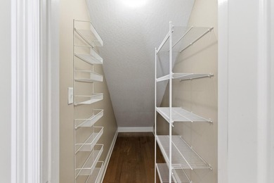 Spacious and beautifully maintained 3 bedroom, 2 and a half bath - photo 10