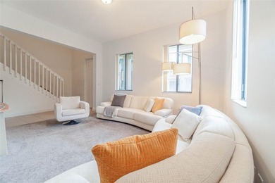 Welcome to this beautifully maintained 3-bed, 2.5-bath corner - photo 4