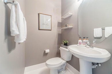 Welcome to this beautifully maintained 3-bed, 2.5-bath corner - photo 9