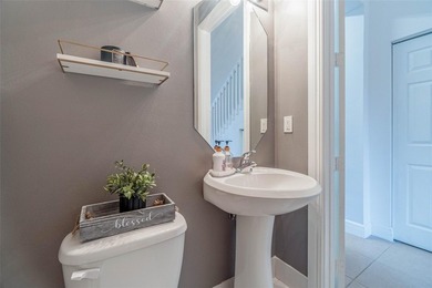 Welcome to this beautifully maintained 3-bed, 2.5-bath corner - photo 10