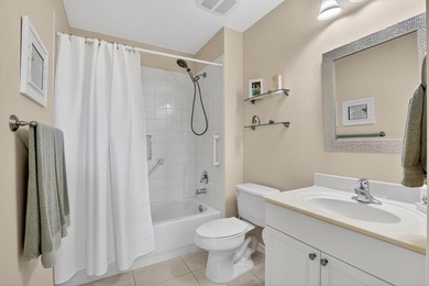 Stunning 2BR/2BA deluxe condo in the heart of SE Boca! Nestled - photo 28
