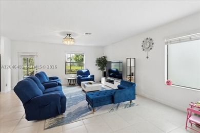 STUNNING LAKEFRONT HOME ON A CUL-DE-SAC! Built in 2021, this - photo 3