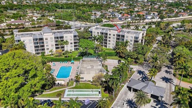Stunning 2BR/2BA deluxe condo in the heart of SE Boca! Nestled - photo 40