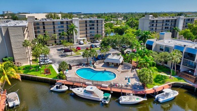 Stunning 2BR/2BA deluxe condo in the heart of SE Boca! Nestled - photo 47