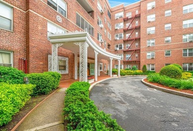 Sun-drenched home with southern exposure and park views. This - photo 2