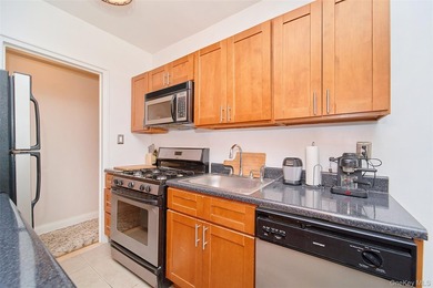 Come see this lovely Villiage Flair apartment, filled with light - photo 12