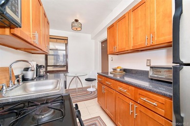 Come see this lovely Villiage Flair apartment, filled with light - photo 14