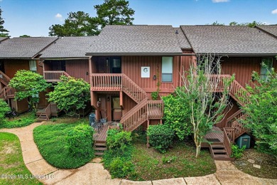 Tucked away in Lakeside Villa Condominiums, this charming - photo 1