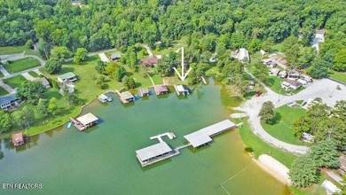 Come fall in love with the Scenic Lake Front Home on Watts Bar - photo 2