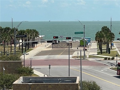 Dreaming of a condo with spectacular views, dream no more! This