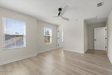 Luxury marsh front living, newer construction, deep water - photo 33