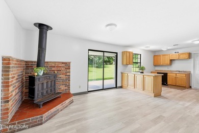 Freshly painted inside and out, this move in ready brick 3 - photo 7