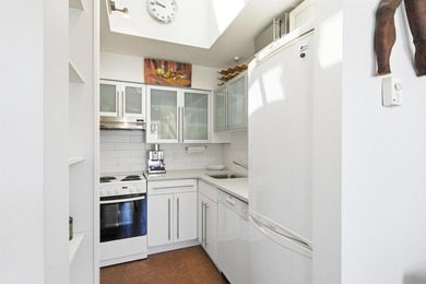 Welcome to Alma Court, an intimate boutique building tucked away - photo 5