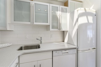 Welcome to Alma Court, an intimate boutique building tucked away - photo 7