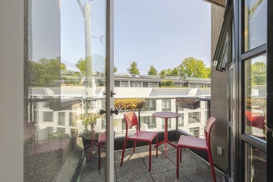 Welcome to Alma Court, an intimate boutique building tucked away - photo 9