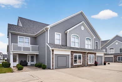 Lake Living at Its Best! Enjoy waterfront living in this - photo 4
