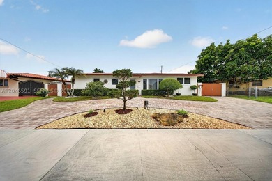 Beautifully renovated 3-bedroom, 3-bath residence in the - photo 4