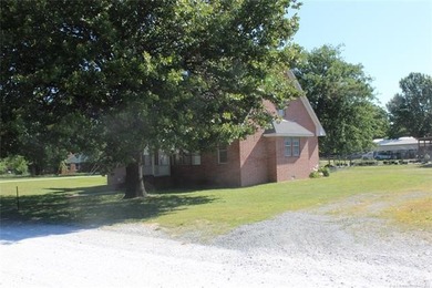 NEW PRICE!! Welcome to this bright and open 3-bedroom, 2.5-bath - photo 3