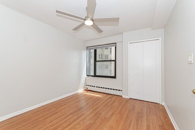 AMAZING LAKEVIEW LOCATION! Bright and well-maintained, freshly - photo 8