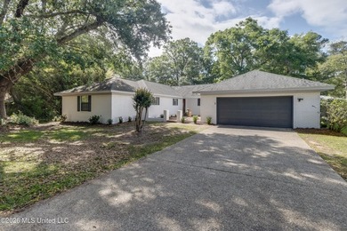 Welcome to 7 Keyser Lane in Gulfport, MS--an inviting home - photo 1