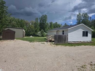 Located just minutes from Hale and right near beautiful Long - photo 1