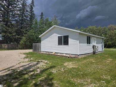Located just minutes from Hale and right near beautiful Long - photo 2