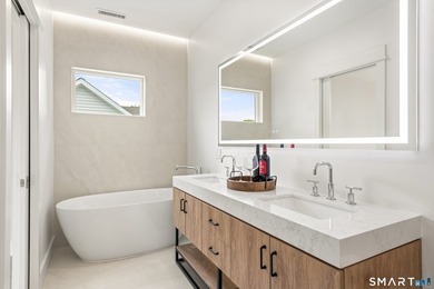 Set on a cul-de-sac in Fairfield's sought-after University area - photo 10