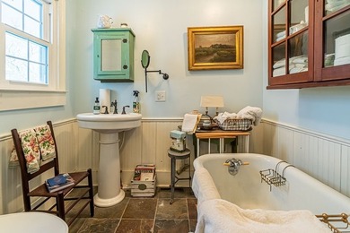 CLASSIC FARMHOUSE MEETS MODERN LIVING in this 3 bedroom 2 bath - photo 20