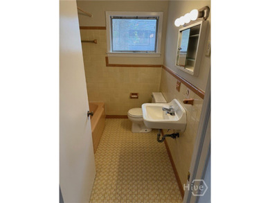 Well-Maintained Duplex - Excellent Investment Opportunity This - photo 2
