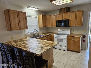 This is a cute 3 bed 1 and a half bath ranch in a good location - photo 4