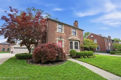 Timeless Beauty with Rare Flexible Living Space in the Heart of - photo 3