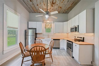 Adorable home that has been remolded from top to bottom yet - photo 13