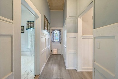 Adorable home that has been remolded from top to bottom yet - photo 17