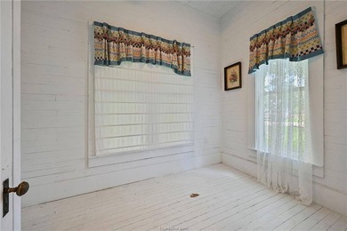 Adorable home that has been remolded from top to bottom yet - photo 19