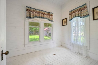 Adorable home that has been remolded from top to bottom yet - photo 20