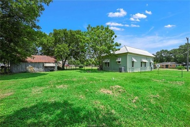Adorable home that has been remolded from top to bottom yet - photo 25