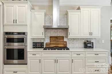 There are homes that impress... and then there are homes that - photo 18