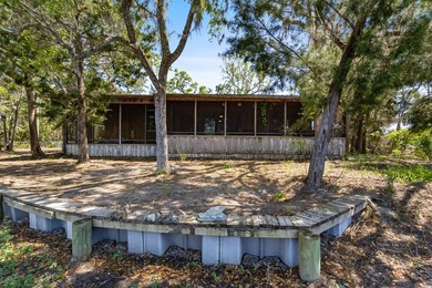Welcome to your waterfront paradise! This stunning property - photo 18