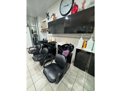 Turnkey beauty salon for sale in a highly visible corner - photo 9