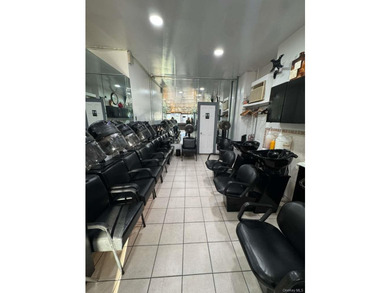 Turnkey beauty salon for sale in a highly visible corner - photo 10