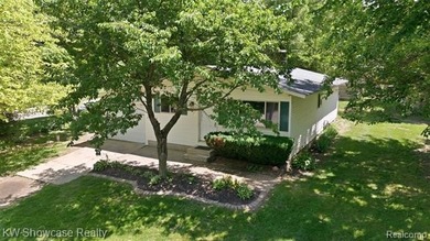 CUTE, CLEAN AND MOVE IN READY! NICELY UPDATED RANCH HOME WITH - photo 2