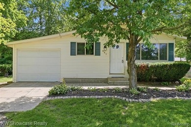 CUTE, CLEAN AND MOVE IN READY! NICELY UPDATED RANCH HOME WITH - photo 3