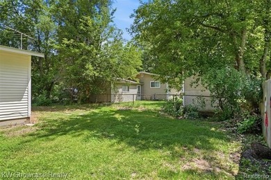 CUTE, CLEAN AND MOVE IN READY! NICELY UPDATED RANCH HOME WITH - photo 4