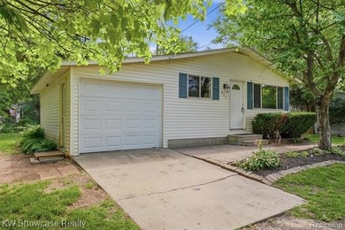 CUTE, CLEAN AND MOVE IN READY! NICELY UPDATED RANCH HOME WITH - photo 5