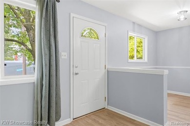 CUTE, CLEAN AND MOVE IN READY! NICELY UPDATED RANCH HOME WITH - photo 6