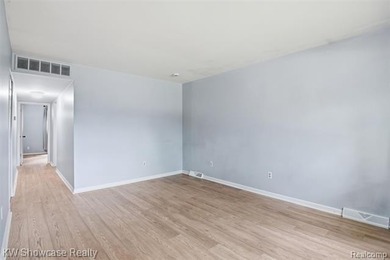 CUTE, CLEAN AND MOVE IN READY! NICELY UPDATED RANCH HOME WITH - photo 7