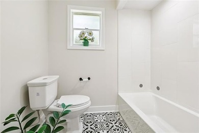 Move-in-ready in Beverly Hills, just steps from Lake - photo 16