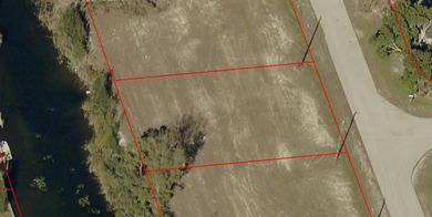 Canal-front vacant residential lot located in Cape Coral - photo 1