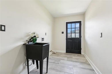 Move-in-ready in Beverly Hills, just steps from Lake - photo 33